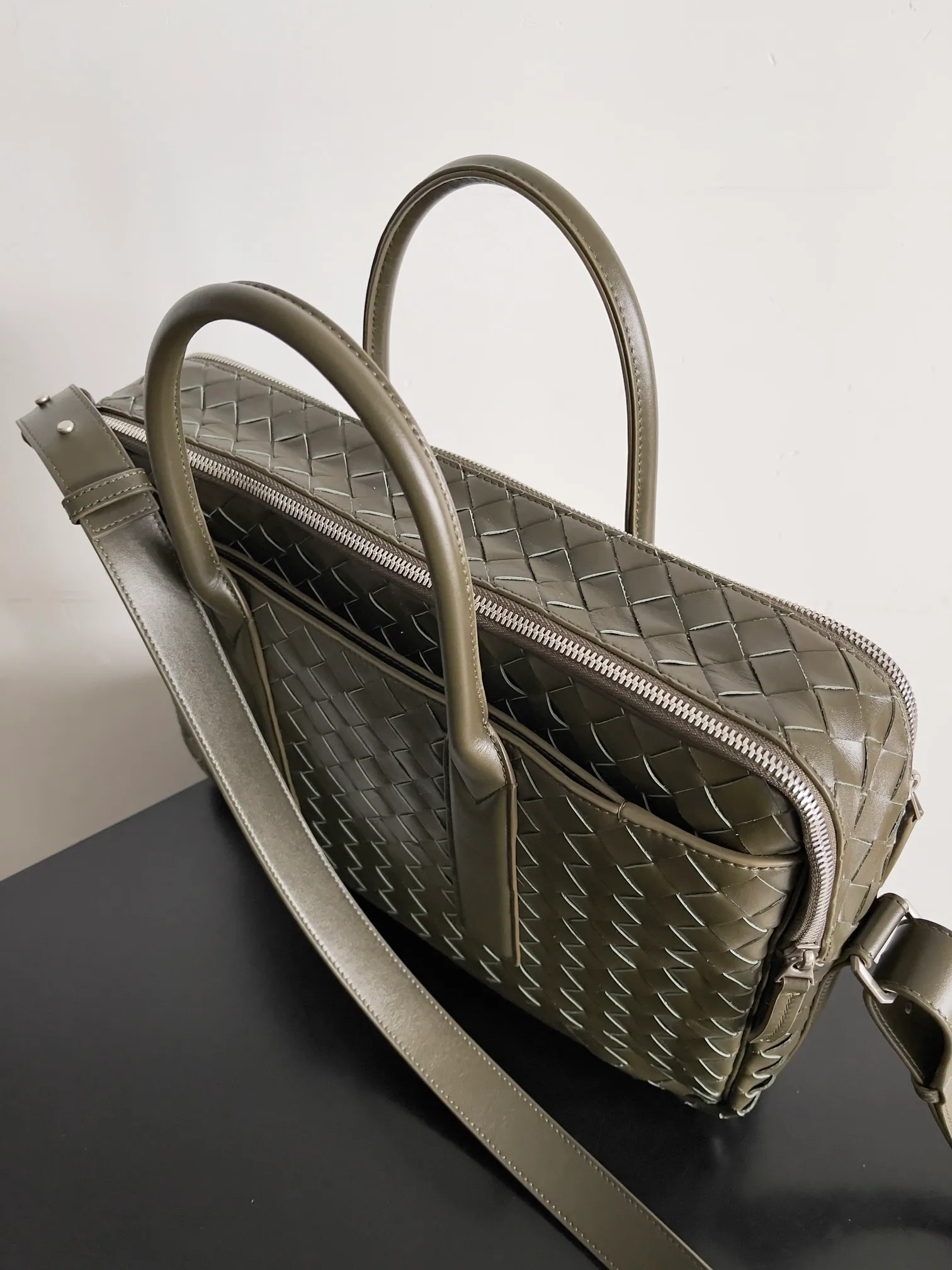Batch 2720 Have you ever seen a briefcase that can be carried on your back? [Wit][Wit] BOTTEGA VENETA men's GETAWAY large briefcase. The practicality of being able to be carried on the back is indeed one of its major selling points. The design of the shoulder straps will not feel cumbersome even if worn for a long time. Whether it is a business meeting or daily diligence, you can do it with ease. Style number: 766361 Size: 39*28.5*8cm